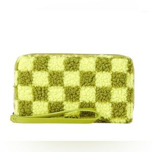 No Boundaries Women’s Zip Around Wristlet Wallet.